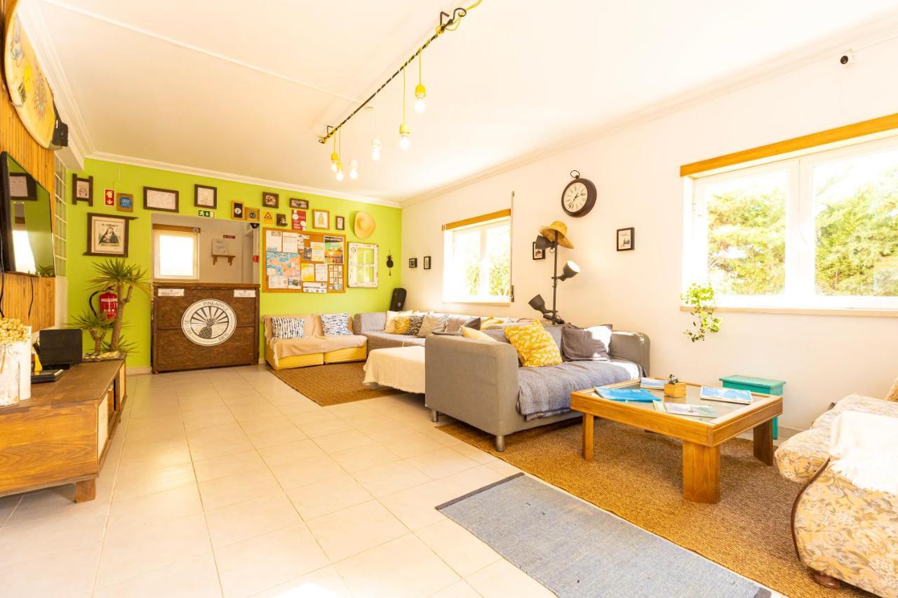 Pineapple Surf House Hostel Atouguia Da Baleia Kültér fotó