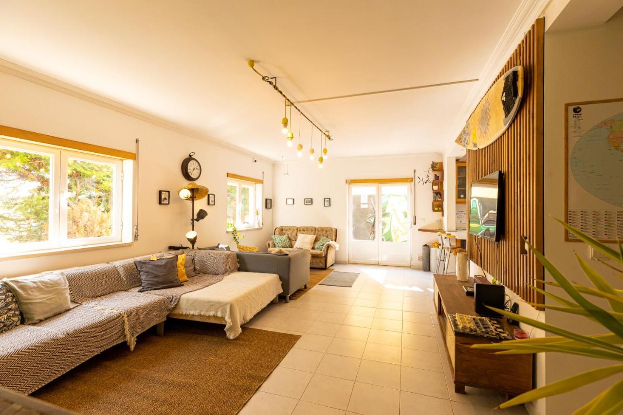 Pineapple Surf House Hostel Atouguia Da Baleia Kültér fotó