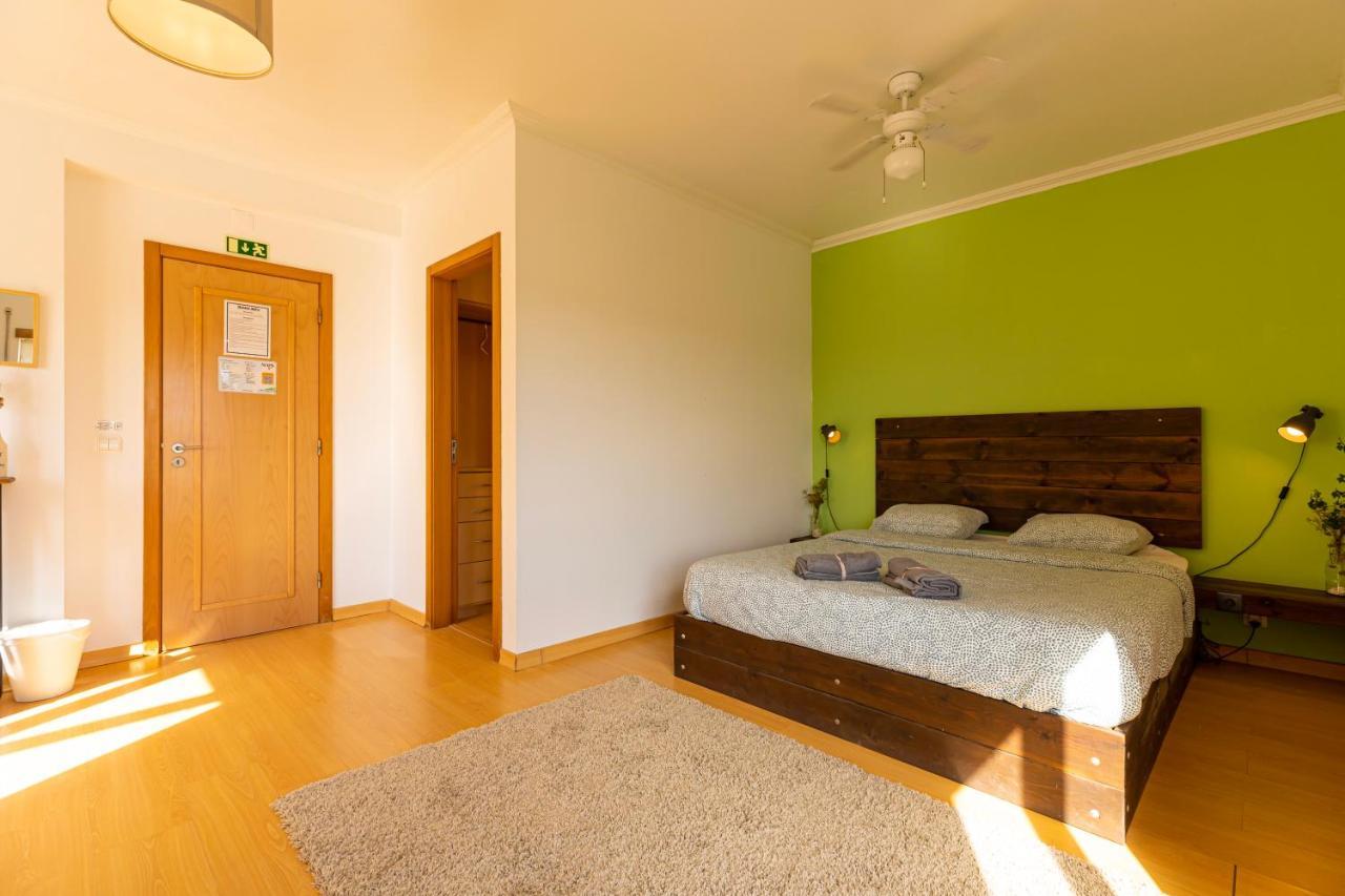 Pineapple Surf House Hostel Atouguia Da Baleia Kültér fotó
