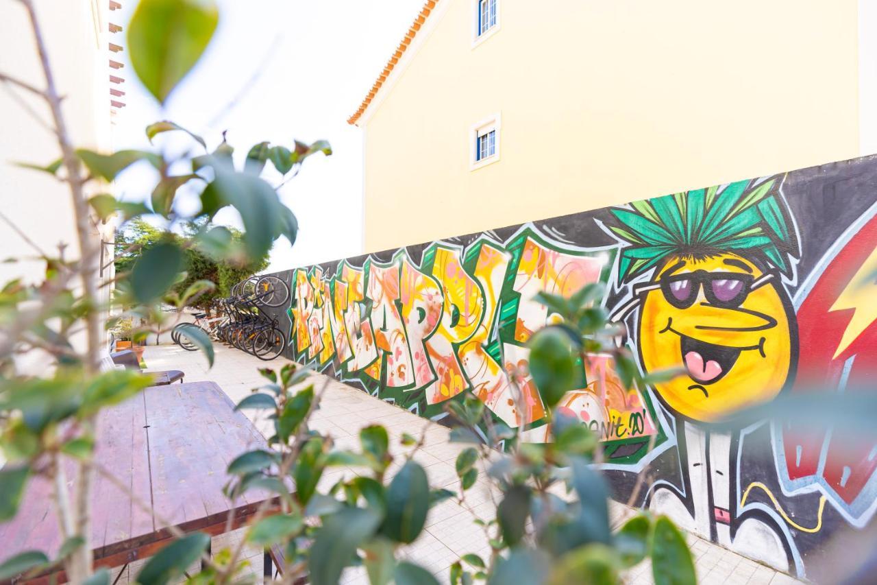 Pineapple Surf House Hostel Atouguia Da Baleia Kültér fotó