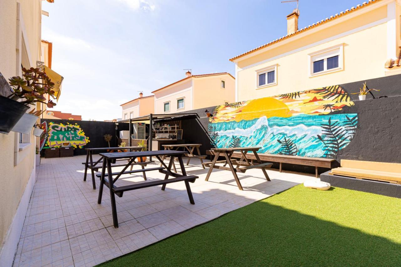 Pineapple Surf House Hostel Atouguia Da Baleia Kültér fotó
