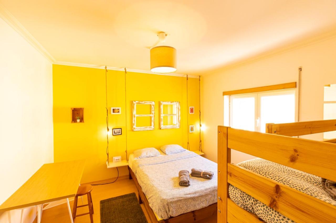 Pineapple Surf House Hostel Atouguia Da Baleia Kültér fotó
