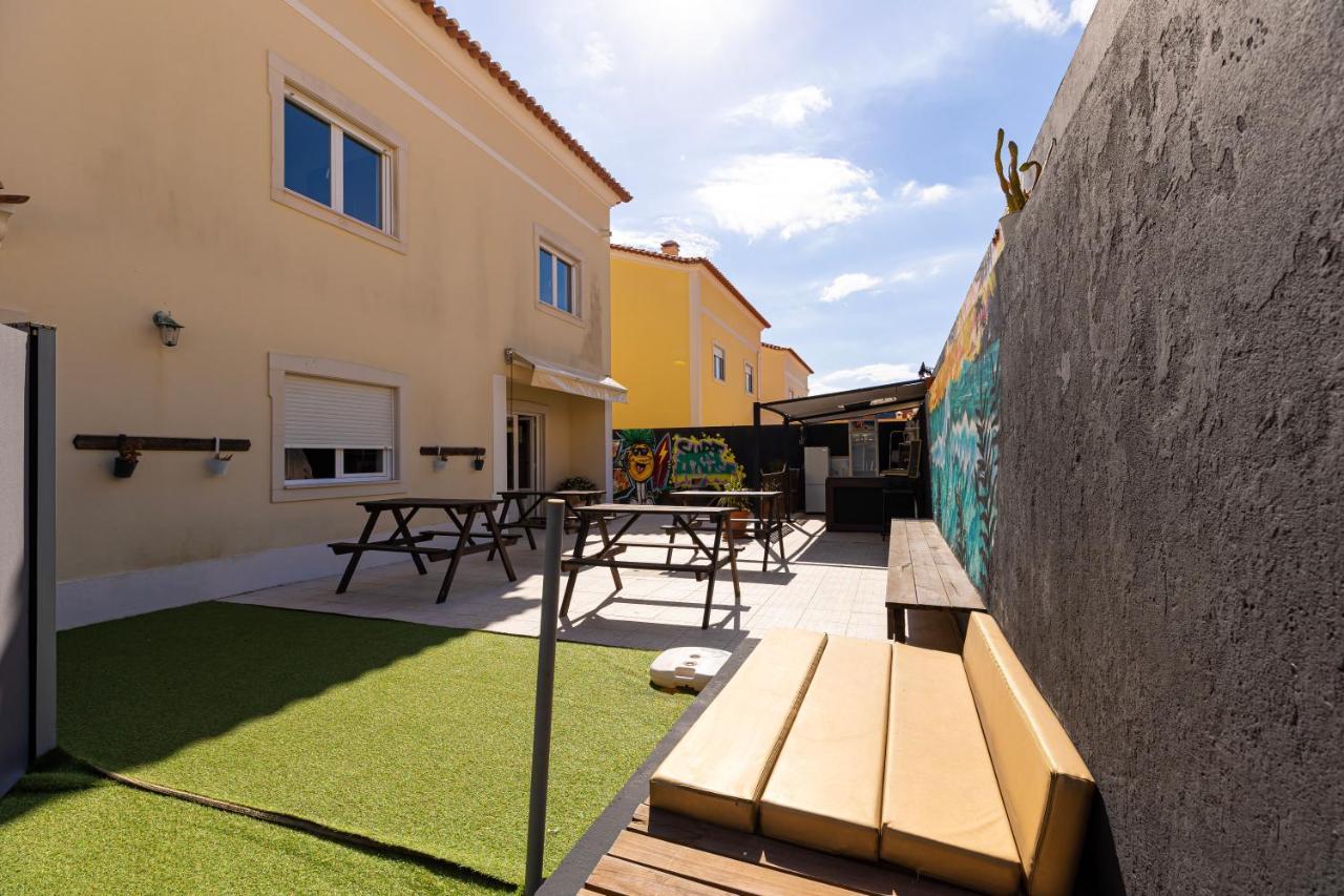 Pineapple Surf House Hostel Atouguia Da Baleia Kültér fotó