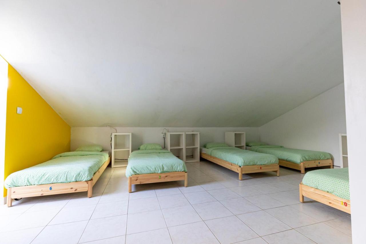Pineapple Surf House Hostel Atouguia Da Baleia Kültér fotó