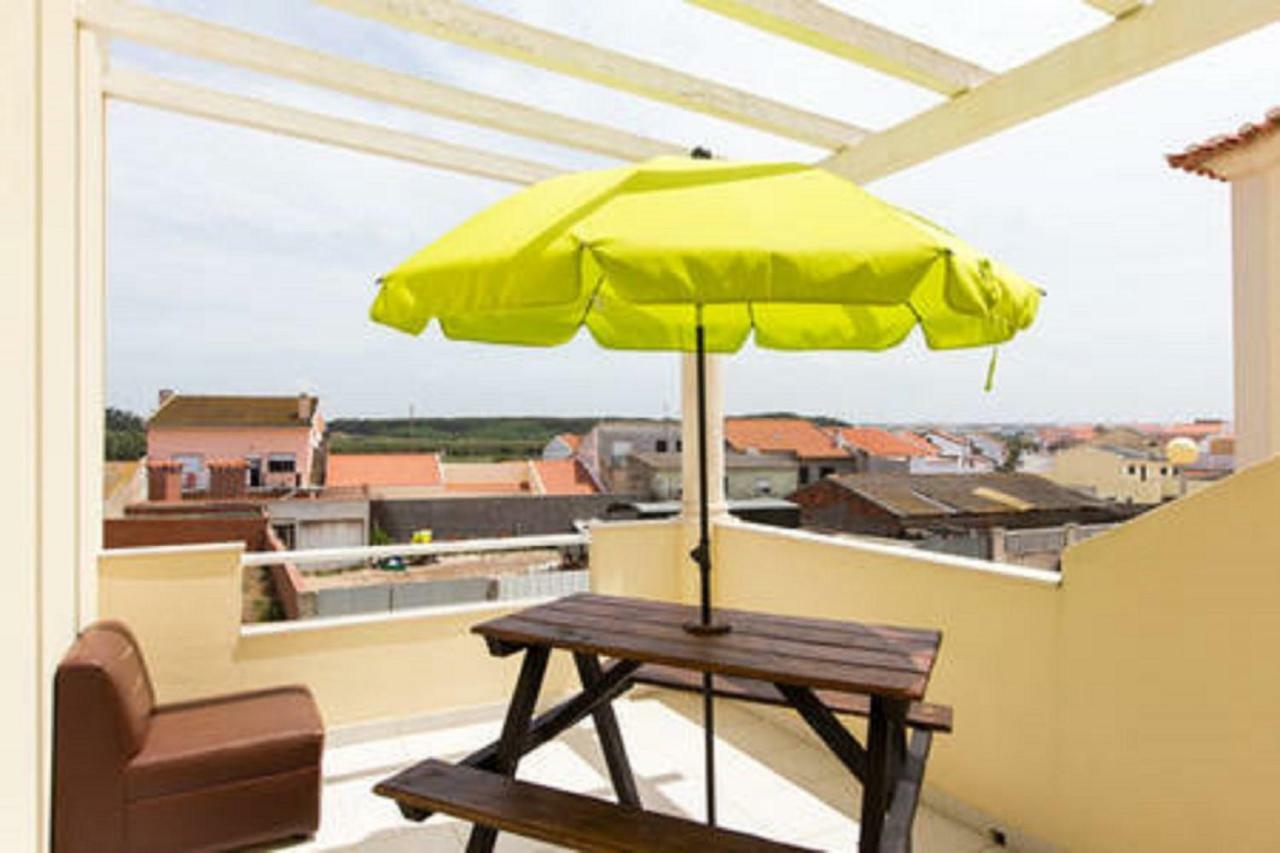 Pineapple Surf House Hostel Atouguia Da Baleia Kültér fotó